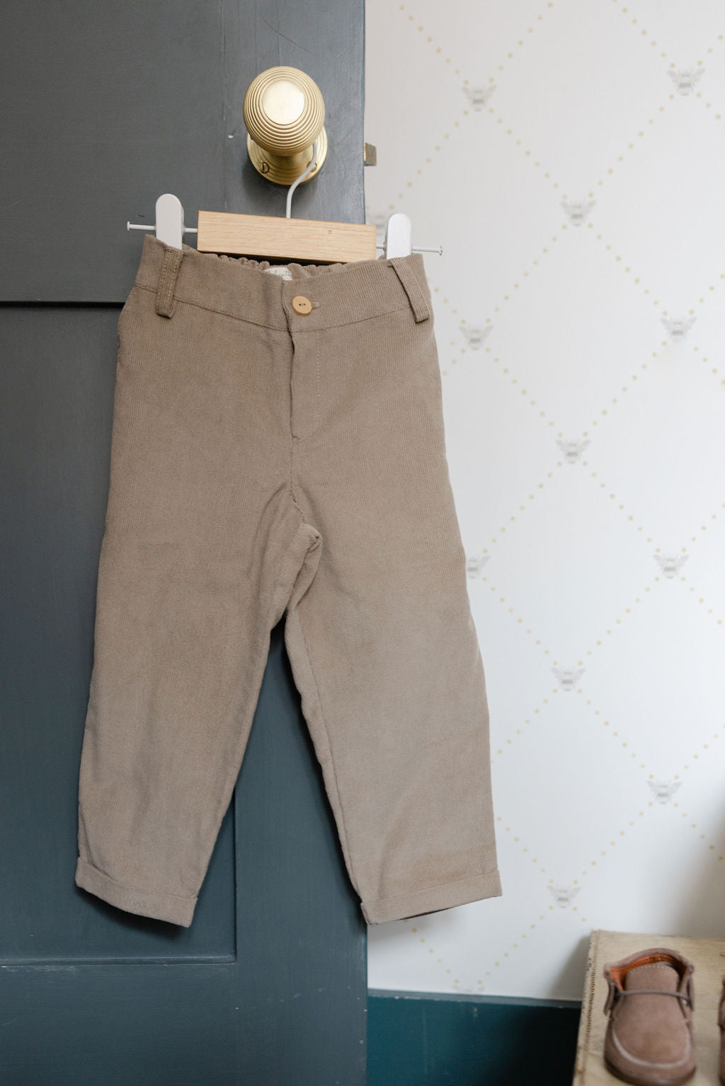 Cuffed long trousers in corduroy