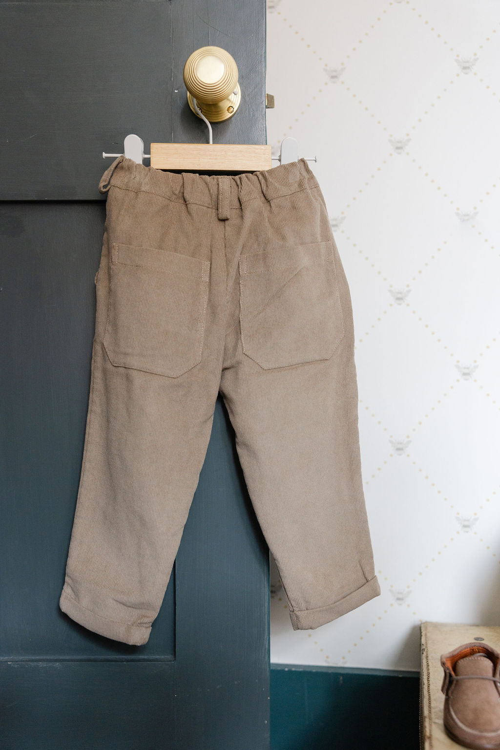 Cuffed long trousers in corduroy