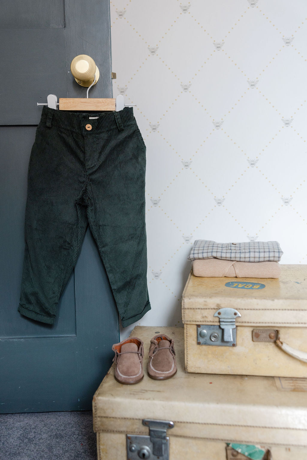 Cuffed long trousers in corduroy