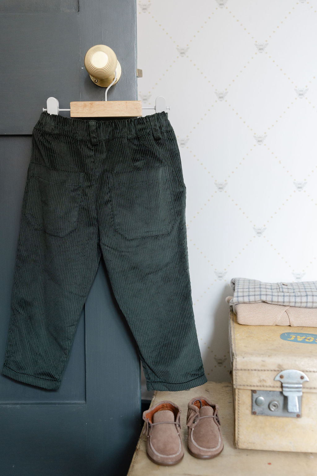 Cuffed long trousers in corduroy