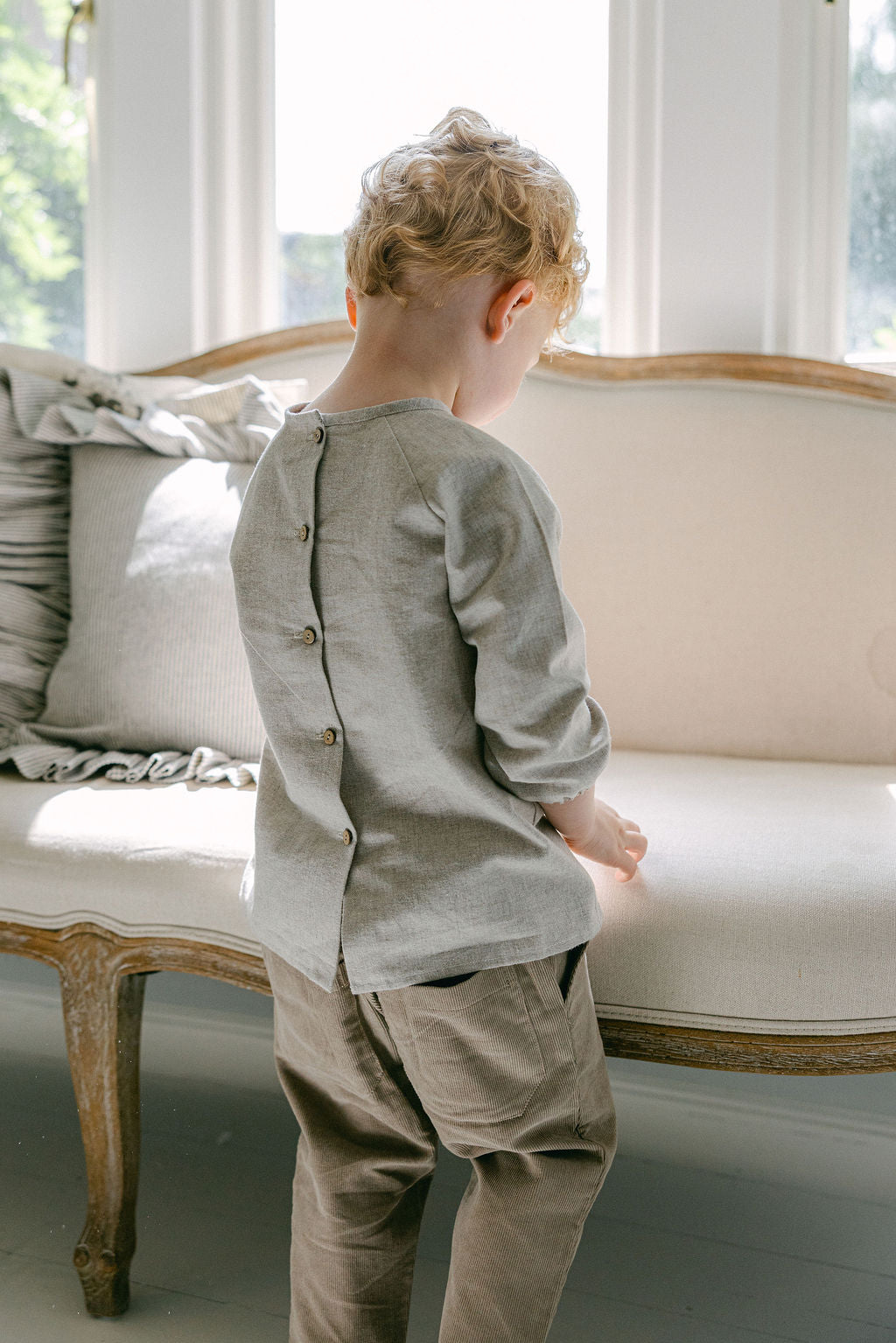 Cuffed long trousers in corduroy