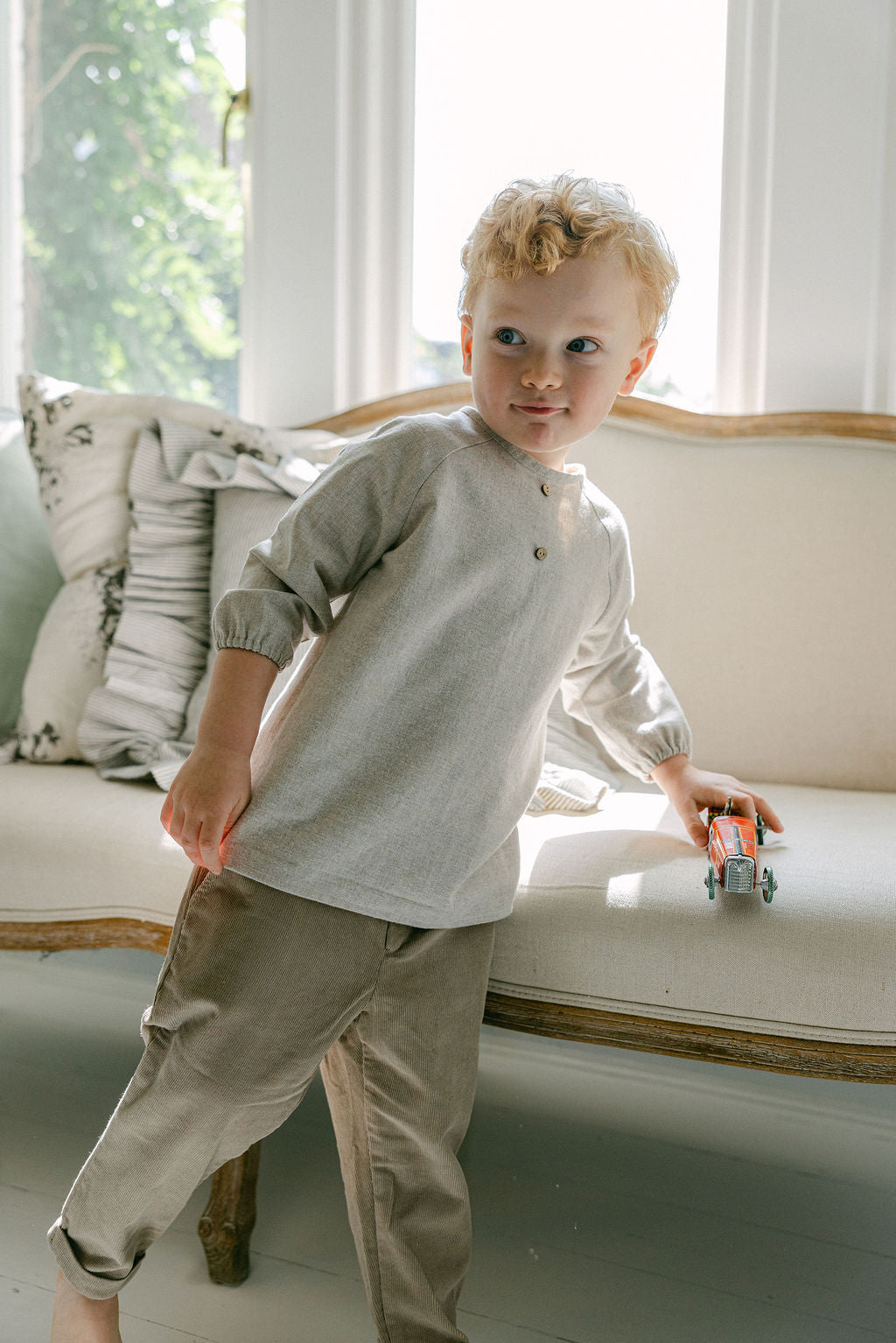 Cuffed long trousers in corduroy