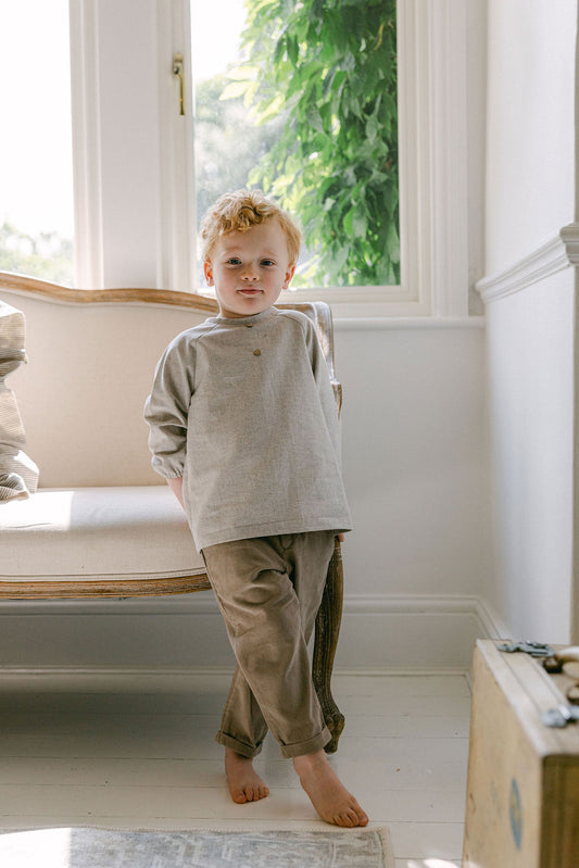 Cuffed long trousers in corduroy