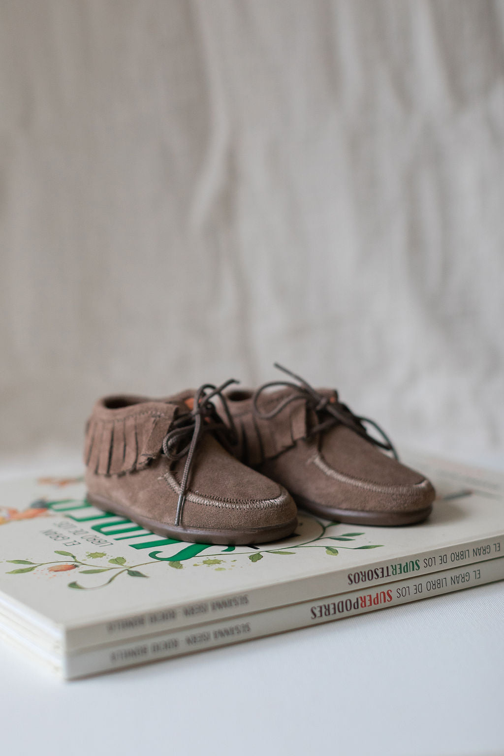 Boots in taupe with fringe