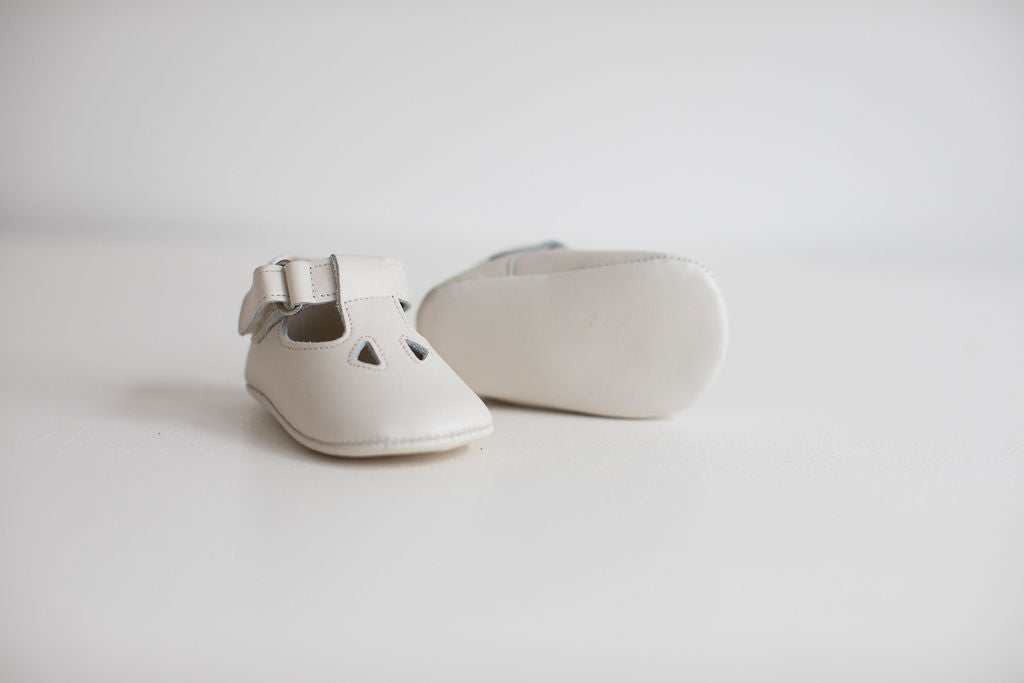 T-bar nappa pram shoes in Ivory